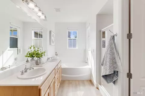 Bath - 6052 Stonehouse Dr, Vallejo, CA 94591 photo 3 of 6