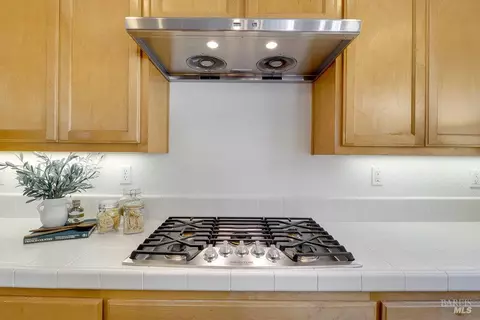 Kitchen - 6052 Stonehouse Dr, Vallejo, CA 94591 photo 4 of 7