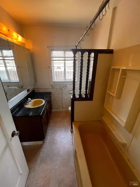 Bath - 817 Broadway St, Fairfield, CA 94533 photo 3 of 3