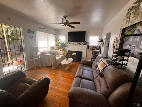 Living - 817 Broadway St, Fairfield, CA 94533 photo 1 of 7
