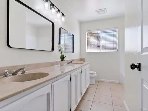 Bath - 688 Natalie Dr, Windsor, CA 95492 photo 5 of 5