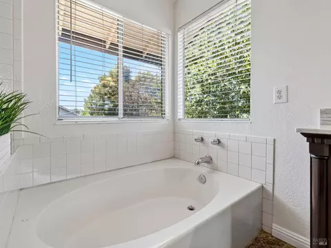 Bath - 688 Natalie Dr, Windsor, CA 95492 photo 4 of 5