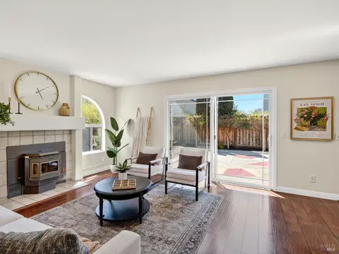 Living - 688 Natalie Dr, Windsor, CA 95492 photo 5 of 6