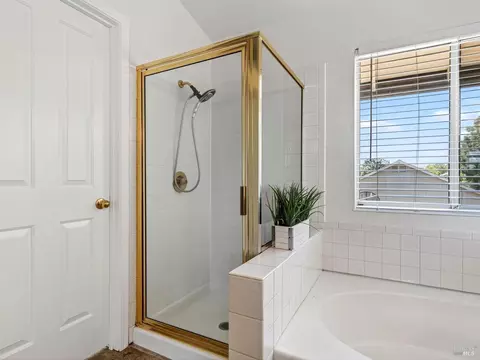 Bath - 688 Natalie Dr, Windsor, CA 95492 photo 3 of 5