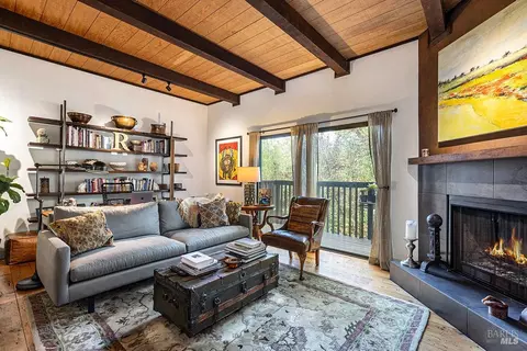 41 Liberty Ln, Petaluma, CA 94952