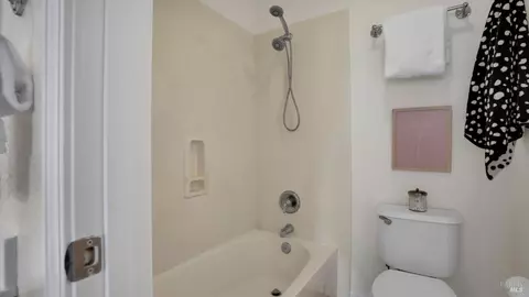 Bath - 3003 Overlook Dr, Vallejo, CA 94591 photo 5 of 6