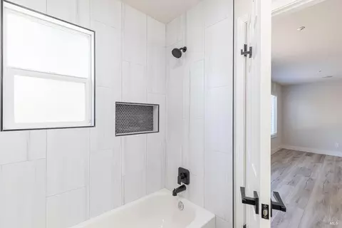 Bath - 106 Quarry Dr, Napa, CA 94559 photo 6 of 9