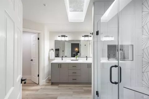 Bath - 106 Quarry Dr, Napa, CA 94559 photo 4 of 9