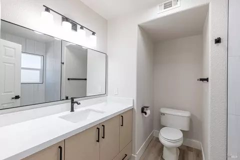 Bath - 106 Quarry Dr, Napa, CA 94559 photo 5 of 9