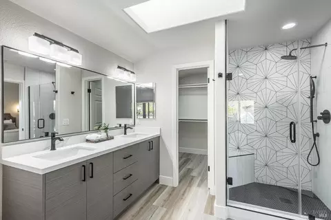 Bath - 106 Quarry Dr, Napa, CA 94559 photo 3 of 9