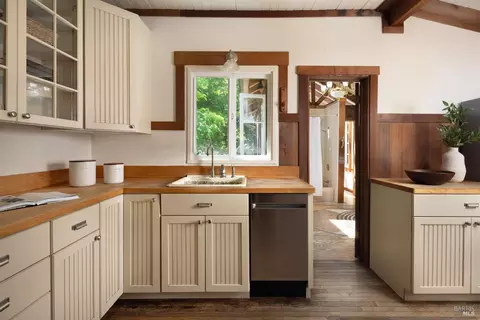 Kitchen - 6 Wainwright Pl, Mill Valley, CA 94941 photo 3 of 4