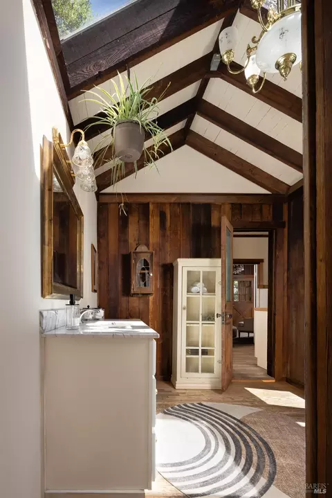 Bath - 6 Wainwright Pl, Mill Valley, CA 94941 photo 2 of 4