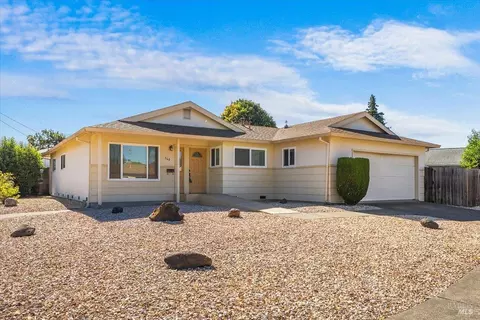 560 Link Ln, Santa Rosa, CA 95401
