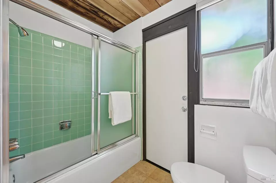 Bath - 12 Mount Susitna Ct, San Rafael, CA 94903 photo 6 of 6