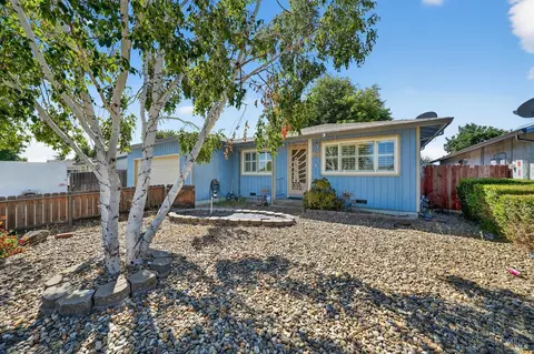 Exterior - 865 Camelia Dr, Dixon, CA 95620 photo 3 of 8