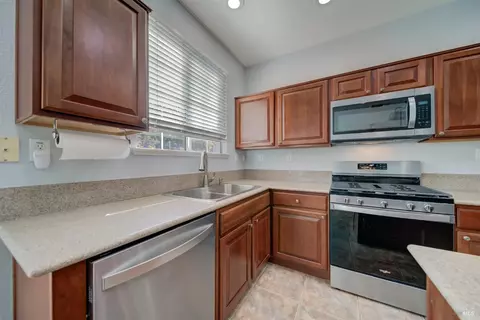 Kitchen - 606 Idyllwild Ct, Fairfield, CA 94534 photo 4 of 5