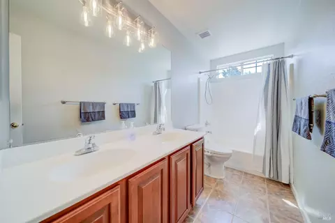 Bath - 606 Idyllwild Ct, Fairfield, CA 94534 photo 2 of 4
