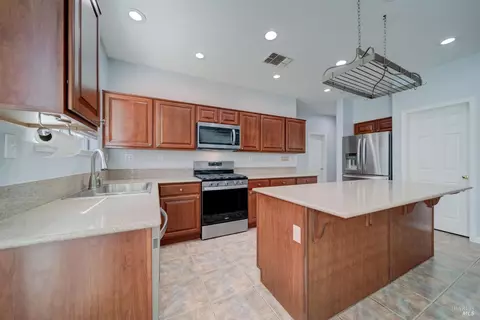Kitchen - 606 Idyllwild Ct, Fairfield, CA 94534 photo 2 of 5