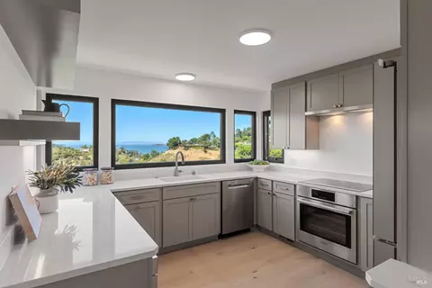 Kitchen - 27 Redding Ct, Tiburon, CA 94920 photo 2 of 5