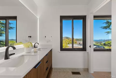 Bath - 27 Redding Ct, Tiburon, CA 94920 photo 2 of 5