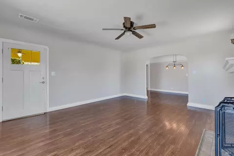 Living - 417 Washington St, Vallejo, CA 94590 photo 2 of 4