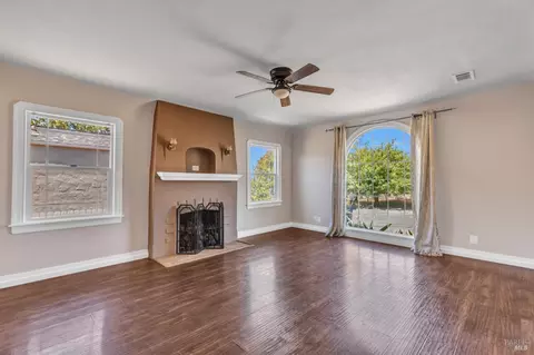 Living - 417 Washington St, Vallejo, CA 94590 photo 4 of 4