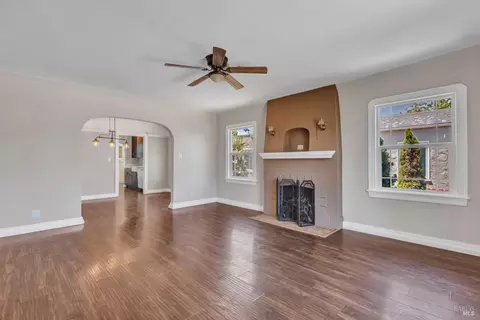 Living - 417 Washington St, Vallejo, CA 94590 photo 3 of 4