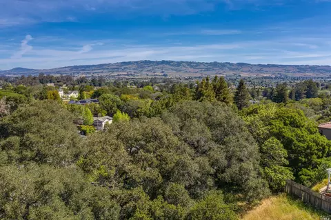 509 Larch Dr, Petaluma, CA 94952
