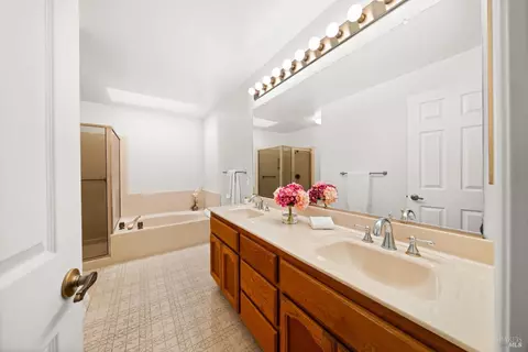 Bath - 31 S Temelec Cir, Sonoma, CA 95476 photo 2 of 6