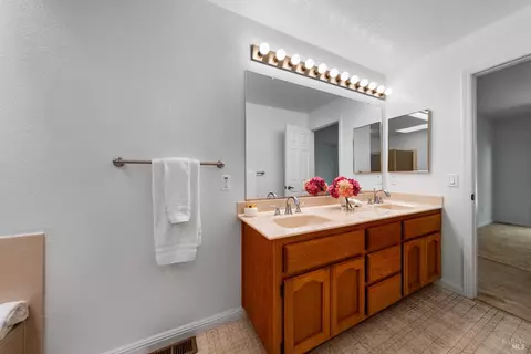 Bath - 31 S Temelec Cir, Sonoma, CA 95476 photo 4 of 6