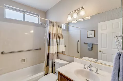Bath - 255 Shadowhawk Ct, Vacaville, CA 95688 photo 1 of 8