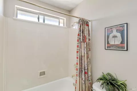 Bath - 255 Shadowhawk Ct, Vacaville, CA 95688 photo 5 of 8