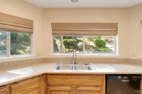 Kitchen - 255 Shadowhawk Ct, Vacaville, CA 95688 photo 6 of 6