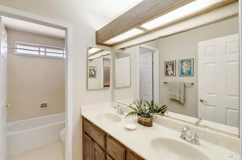 Bath - 255 Shadowhawk Ct, Vacaville, CA 95688 photo 3 of 8