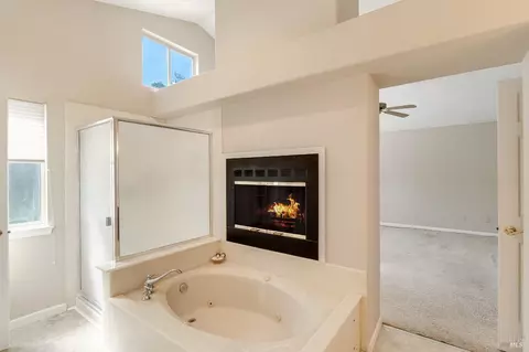 Bath - 255 Shadowhawk Ct, Vacaville, CA 95688 photo 4 of 8