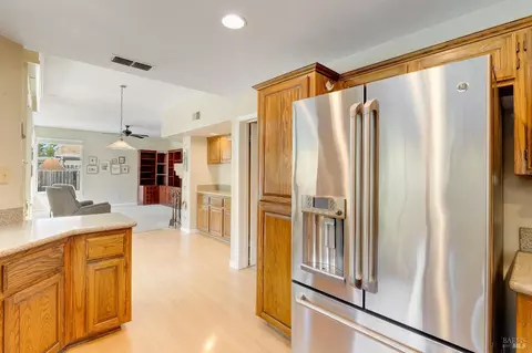 Kitchen - 255 Shadowhawk Ct, Vacaville, CA 95688 photo 4 of 6