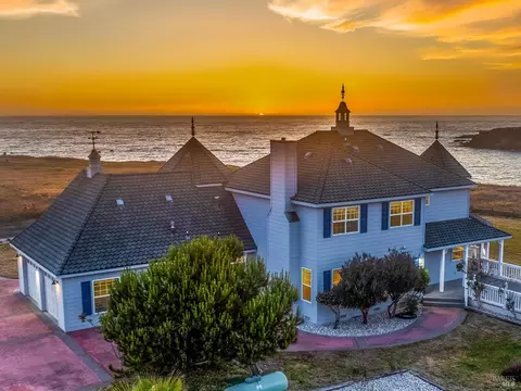 19351 Del Mar Dr, Fort Bragg, CA 95437