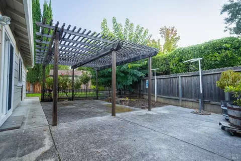 Exterior - 100 Pima Ct, Vacaville, CA 95688 photo 4 of 11