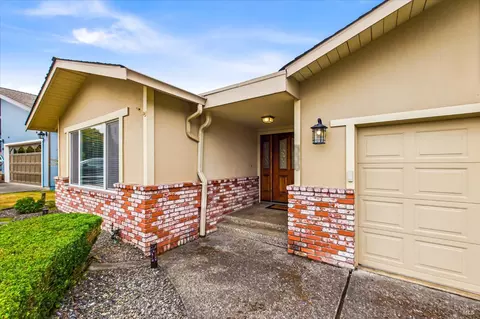 330 Wells Dr, Eureka, CA 95501 photo 2