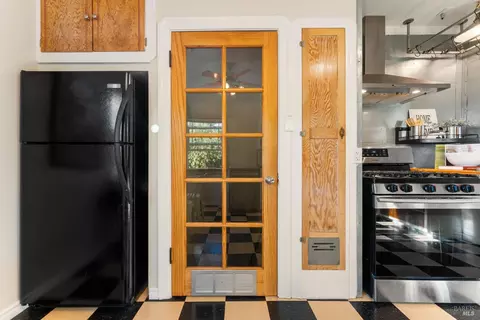 Entry Way - 219 Mayo Ave, Vallejo, CA 94590 photo 3 of 8