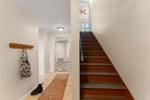 Entry Way - 219 Mayo Ave, Vallejo, CA 94590 photo 5 of 8
