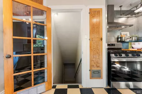 Entry Way - 219 Mayo Ave, Vallejo, CA 94590 photo 4 of 8
