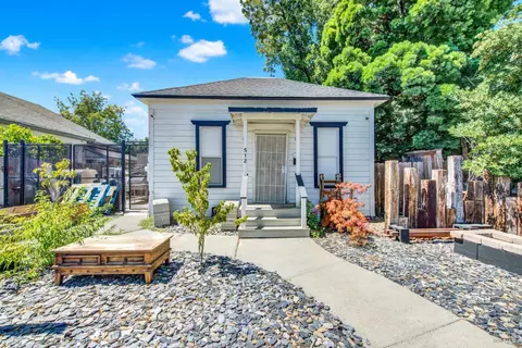 512 Davis St, Vacaville, CA 95688 photo 2
