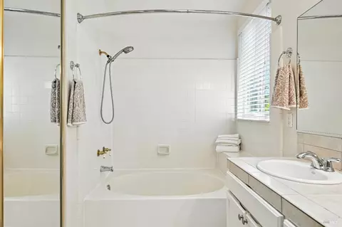 Bath - 9472 Wellington Cir, Windsor, CA 95492 photo 3 of 5