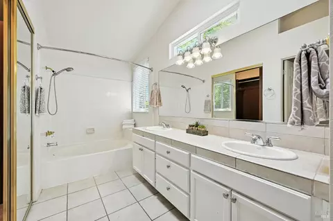 Bath - 9472 Wellington Cir, Windsor, CA 95492 photo 2 of 5