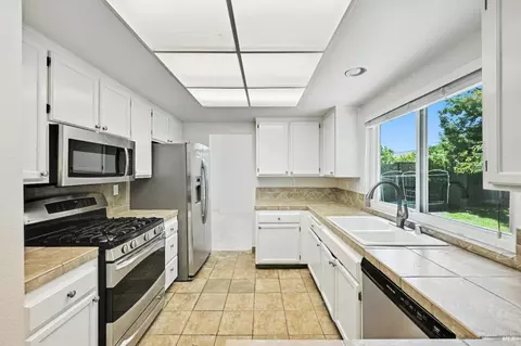 Kitchen - 9472 Wellington Cir, Windsor, CA 95492 photo 2 of 2