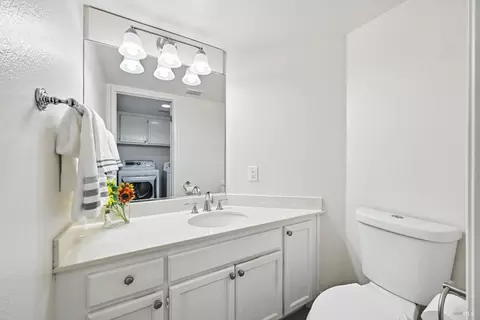 Bath - 9472 Wellington Cir, Windsor, CA 95492 photo 1 of 5