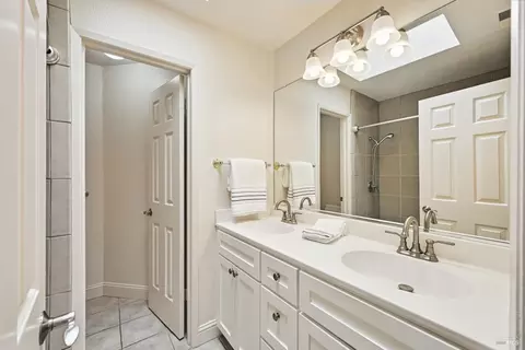 Bath - 9472 Wellington Cir, Windsor, CA 95492 photo 4 of 5