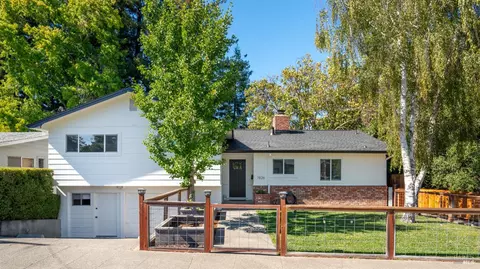 7826 Brookside Ave, Sebastopol, CA 95472