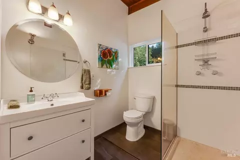 Bath - 17197 Fitzpatrick Ln, Occidental, CA 95465 photo 2 of 2